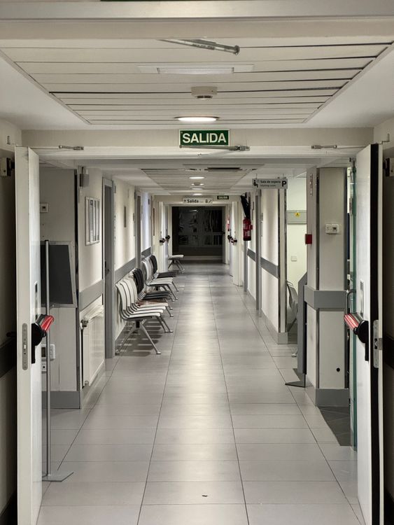 Heller Krankenhausflur mit Ausgangsschild