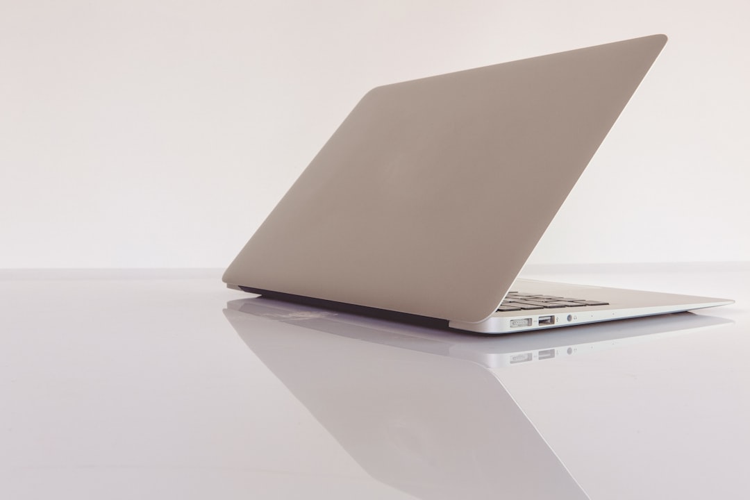 Laptop an einem hellen Arbeitsplatz als Symbol für den Neustart einer Online-Lernplattform.